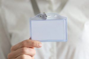 Derecho a saber el nombre del funcionario que emite un informe público.