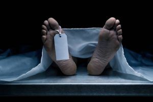 Entregaron el cuerpo por error a otra persona. Condena de daños.