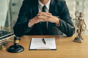 ¿Mantiene validez el convenio de honorarios del abogado que renuncia y luego pide regulación?