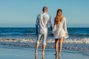 ¿Puede reclamar una compensación económica quien convivió con una persona que seguía legalmente casada?