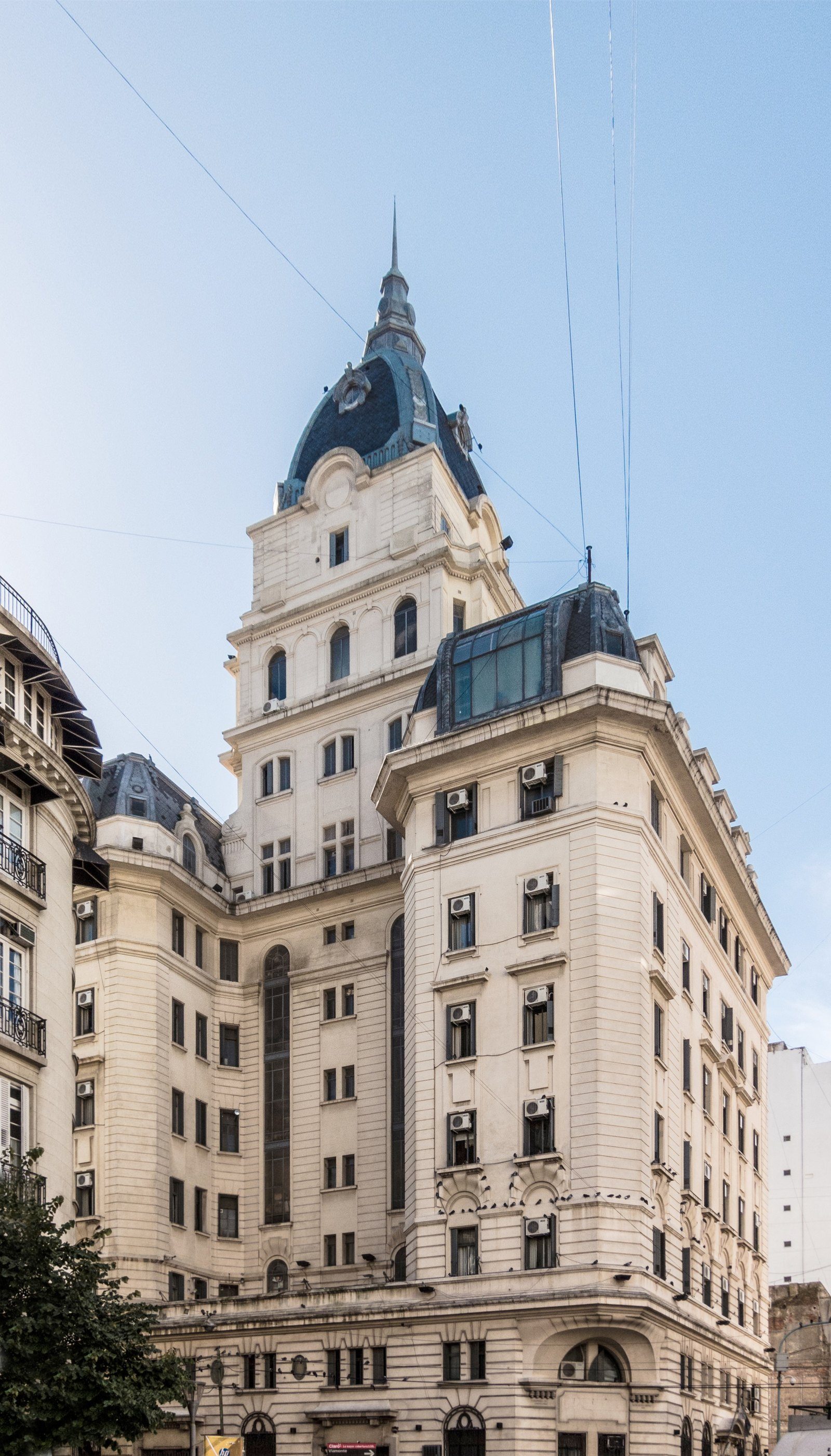 Edificio de esquina de color claro con torre y techo de pizarra azul, sede de los Juzgados Nacionales en lo Civil de la Capital Federal