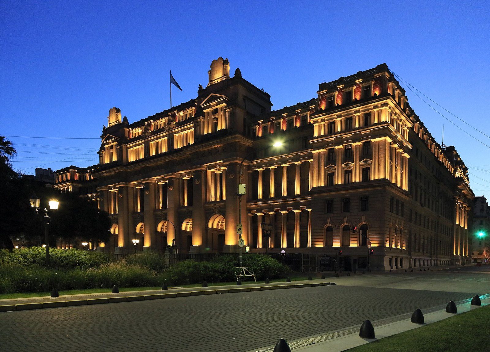 Fachada del Palacio de Justicia de Buenos Aires al anochecer, con las ventanas iluminadas